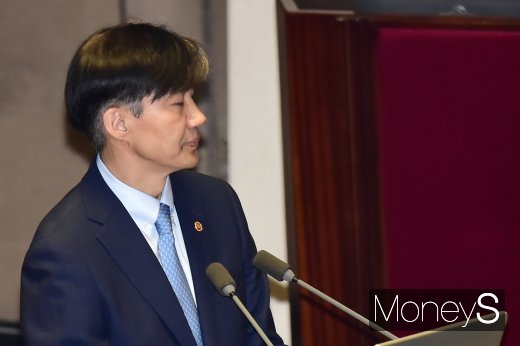 [머니S포토] 계속되는 야당 질타에 눈 감은 조국