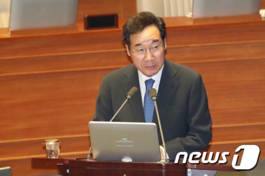이낙연 국무총리가 26일 오후 서울 여의도 국회 본회의장에서 열린 제371회 국회(정기회) 제2차 본회의 정치 분야 대정부질문에서 답변을 하고 있다. /사진=뉴스1