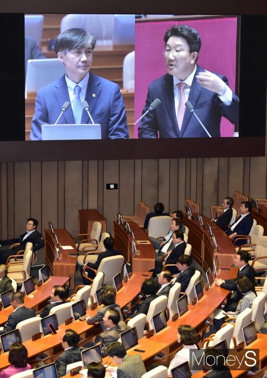 [머니S포토] 야당 사퇴요구에 