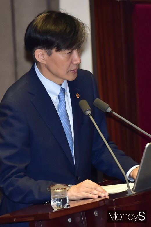 [머니S포토] 가족 수사 관련 질의에 답하는 조국 장관