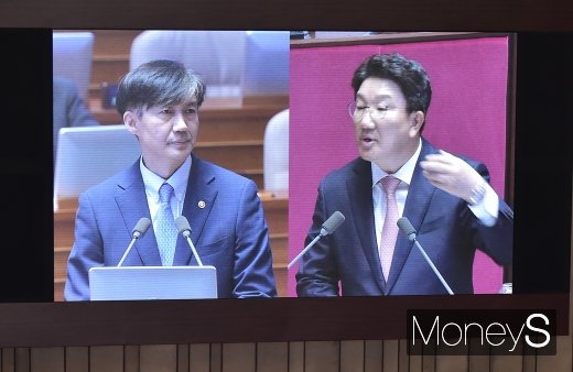 권성동 자유한국당 의원(오른쪽)이 26일 서울 여의도 국회에서 열린 대정부질문에서 조국 법무부 장관에게 질의하고 있다. /사진=임한별 기자