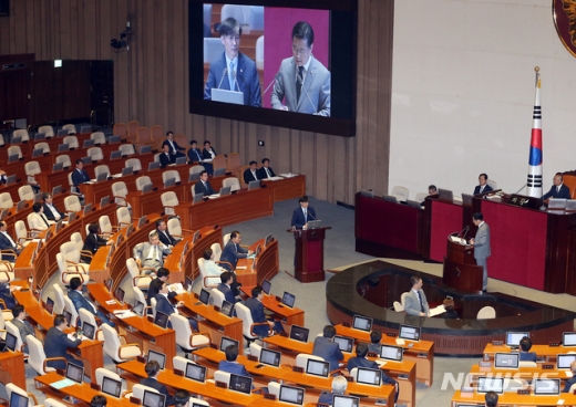 26일 서울 여의도 국회 본회의장에서 열린 대정부질의에서 이태규 바른미래당 의원이 조국 장관에게 질의를 하고 있는 모습. /사진=뉴시스  