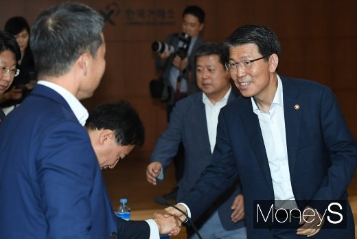 [머니S포토] 참석자들과 악수하는 은성수 금융위원장