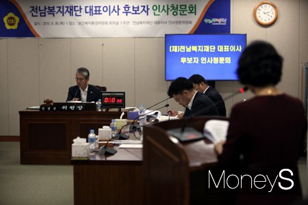 (재)전남복지재단 대표이사 후보자인 신현숙(전 전남도보건복지국장)에 대한 인사청문회가 26일 전남도의회 보건복지환경위원회 회의실에서 열린 가운데 신현숙 후보자가 향후 복지재단 사업계획에 대해 설명하고 있다./사진=홍기철기자