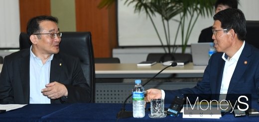 [머니S포토] 간담회에서 대화하는 은성수·원승연
