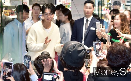 [머니S포토] 팬들에게 손인사하는 이승기