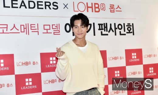 [머니S포토] 이승기, 다정다감 사랑스런 하트
