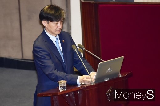 조국 법무부 장관이 26일 서울 여의도 국회에서 열린 정치분야 대정부질문에 참석해 답변을 준비하고 있다. /사진=임한별 기자
