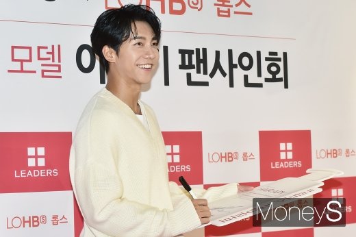 [머니S포토] 현장 웃음 가득, 이승기 팬사인회