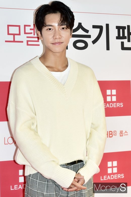 [머니S포토] 팬사인회 참석한 이승기