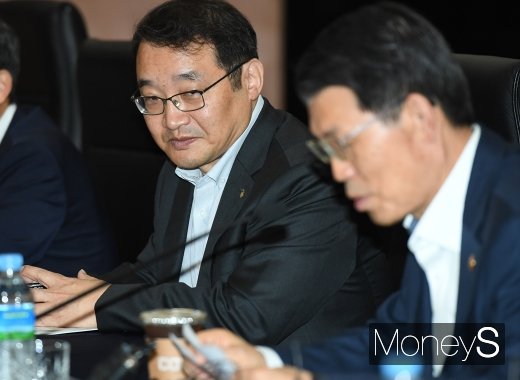 [머니S포토] 경청하는 원승연 금융감독원 부원장