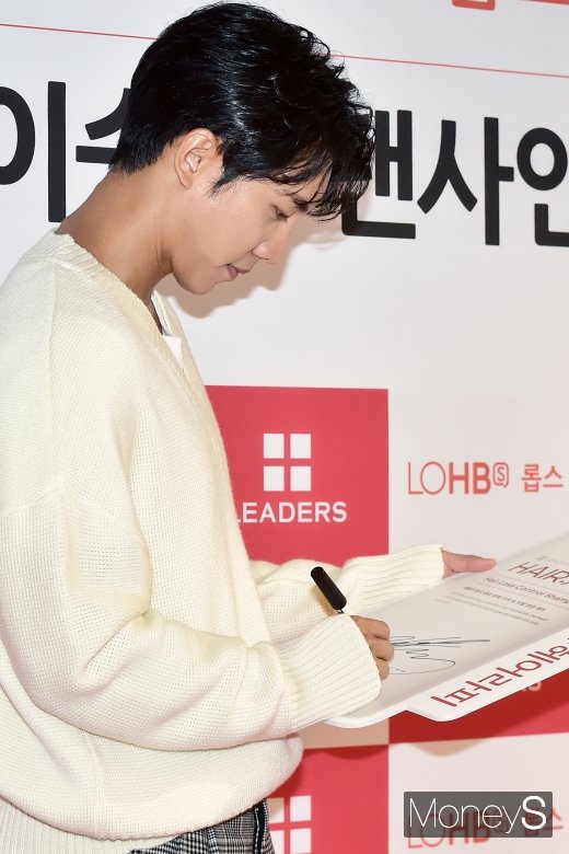 [머니S포토] 정성 껏 사인하는 훈남 이승기