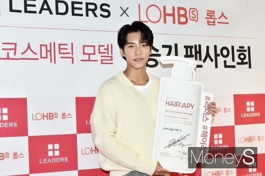 [머니S포토] 대세남 이승기, '본인 느낌 살린 팬사인회'