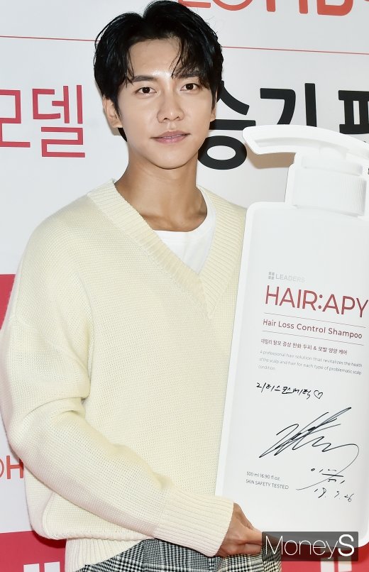 [머니S포토] 남친룩 입고 등장한 이승기