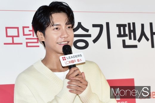 [머니S포토] 이승기, 햇살담은 미소로 팬들과 소통