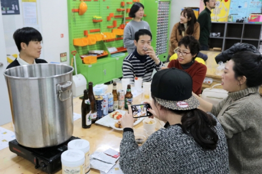 지난 과학아뜰리에 참가한 관람객들이 만들기 체험을 하고 있다.(맥주)/사진제공=국립부산과학관 
