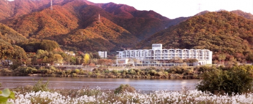 북한강을 배경으로 들어선 가평 마이다스 호텔&리조트. /사진제공=야놀자