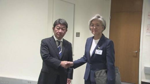 강경화 외교부 장관(오른쪽) 모테기 도시미쓰 일본 외무상. /사진=NHK 방송 캡처     