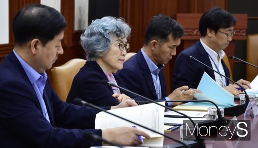 [머니S포토] 유은혜 부총리 발언 경청하는 박은정 권익위원장