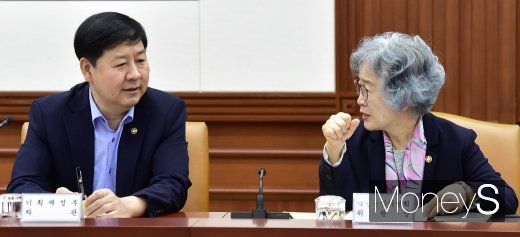 [머니S포토] 서울-세종 사회관계장관회의서 의견 나누는 박은정-구윤철