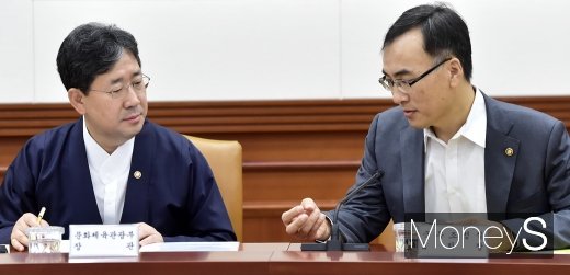 [머니S포토] 의견 나누는 박양우-차영환