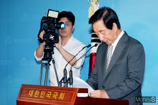 김성태 자유한국당 의원이 지난 7월30일 서울 여의도 국회 정론관에서 딸의 KT 부정채용 의혹 공소장 언론보도 관련 기자회견을 하고 있다. /사진=임한별 기자