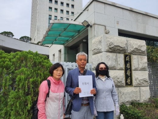 27일 오전, 김진숙 양산희망연대 상임대표(왼쪽), 김창호 희망연대의령지회 공동대표(가운데), 주소은 사무국장이 대검찰청 앞에서 의령 토요애유통(주) 비리사건 및 전·현직 의령군수 부정부패와 관련해 엄중한 수사를 촉구하는 집회를 갖고 대검찰청에 진정서를 제출하고 있다./ 사진=임승제 기자