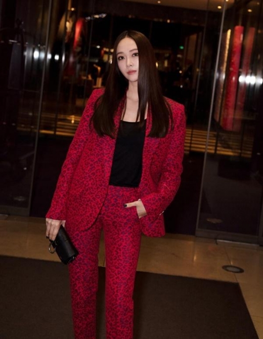 [★패션] 제시카, 파리에서 뽐낸 레드 수트 패션