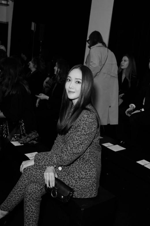 [★패션] 제시카, 파리에서 뽐낸 레드 수트 패션