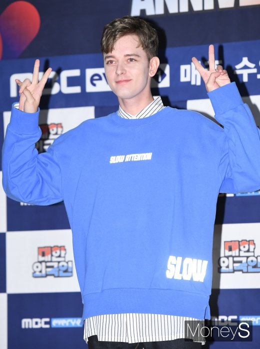 [머니S포토] 다니엘 '깜찍한 브이'