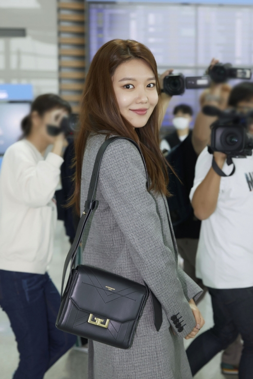 수영 공항패션. /사진=지방시