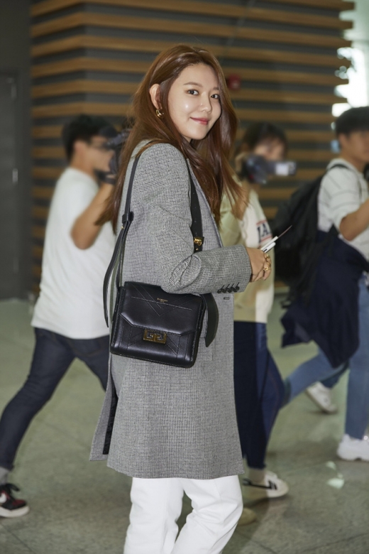 수영 공항패션. /사진=지방시