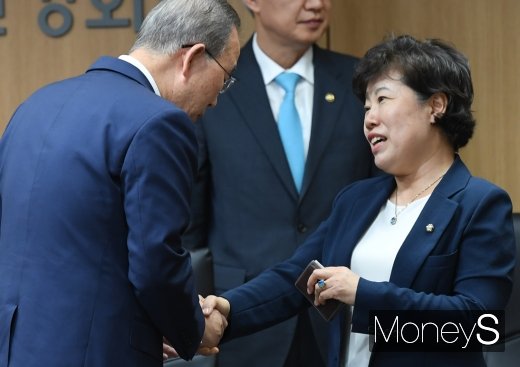 [머니S포토] 악수하는 박기문 위원장과 조배숙 원내대표