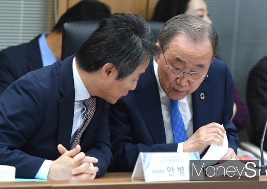 [머니S포토] 국가기후환경회의에서 대화하는 반기문·안병옥