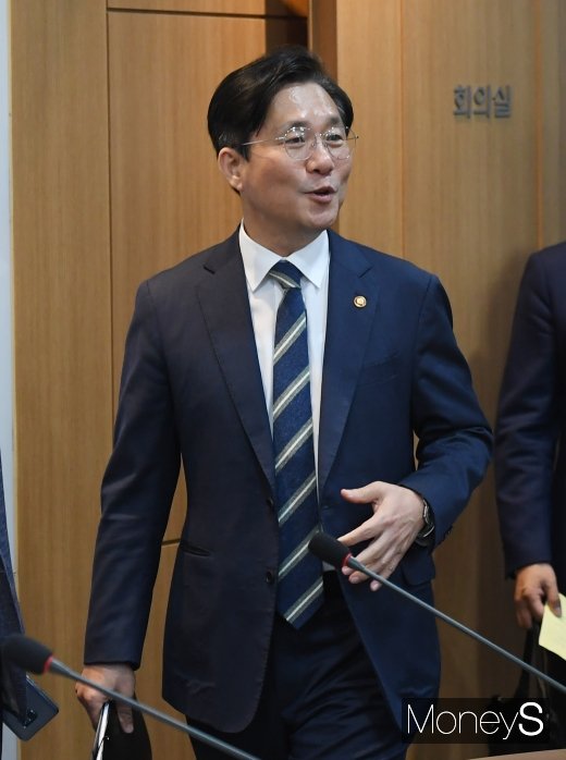 [머니S포토] 성윤모 산업통상자원부 장관, 국가기후환경회의 참석
