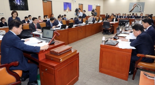 노웅래 국회 과학기술정보방송통신위원장이 9월25일 서울 여의도 국회에서 열린 전체회의에서 의사봉을 두드리고 있다. /사진=뉴스1