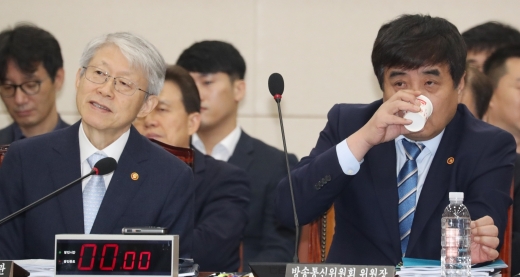 최기영 과학기술정보통신부 장관(왼쪽)과 한상혁 방송통신위원장이 9월25일 서울 여의도 국회에서 열린 과학기술정보방송통신위원회 전체회의에서 의원 발언을 듣고 있다. /사진=뉴스1