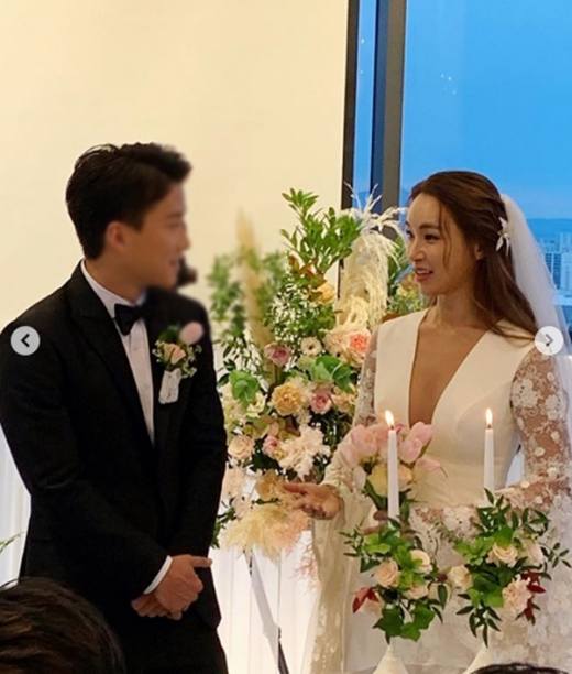 최근 결혼식을 올린 안무가 배윤정(오른쪽)과 남편. /사진=김우리 인스타그램 캡처