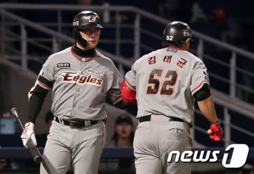 한화 이글스 베테랑 타자 김태균(오른쪽)과 이성열. /사진=뉴스1