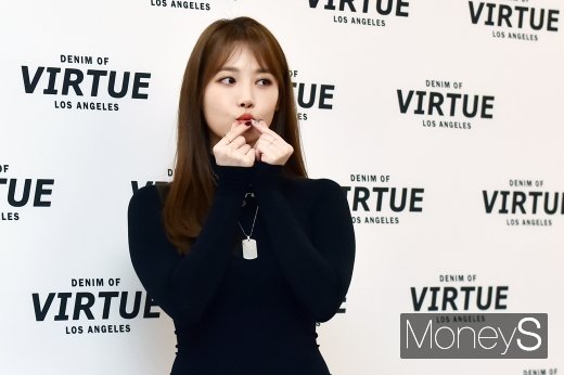 [머니S포토] 걸스데이 유라, 시선 강탈 귀요미 하트 포즈