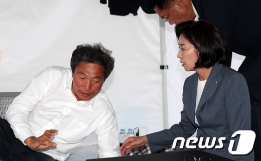 나경원 자유한국당 원내대표가 27일 서울 여의도 국회 본청 계단앞에서 조국 법무부 장관 사퇴 촉구 단식 13일째 농성 중인 이학재 의원에게 병원 이송을 권유하고 있다. /사진=뉴스1