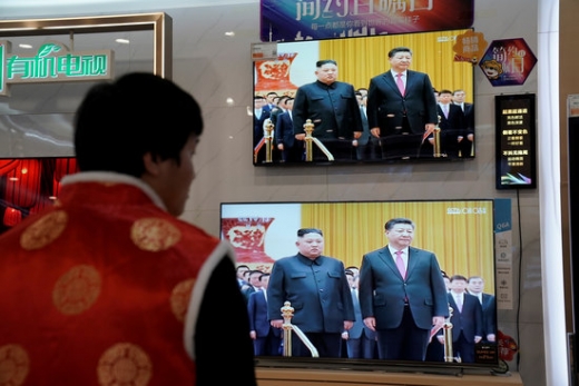 지난 1월 김정은 북한 국무위원장(가운데)이 시진핑 중국 국가주석을 만나는 장면이 베이징 시내 TV를 통해 송출되고 있다. /사진=로이터