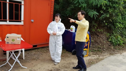 28일 ASF 확산되는 것을 막기 위해 관내 양돈농가 입구에 설치된 통제초소를 방문해 현장 실태를 점검하고 있는 서철모 화성시장. / 사진=서철모 시장 페이스북 참조