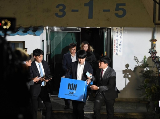 조국 법무부 장관 관련 의혹을 수사 중인 검찰이 지난 23일 조 장관의 방배동 자택을 압수수색한 뒤 압수품을 들고 이동하고 있다. /사진=머니투데이 DB