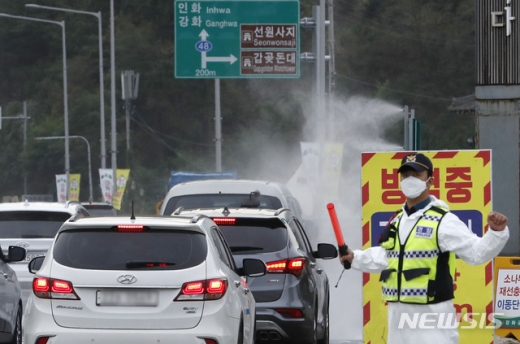 강화군에 아프리카돼지열병(ASF) 의심 사례가 총 2건이 접수된 25일 인천 강화대교에서 방역당국이 강화도로 진입하는 차량에 방역 작업을 하고 있다. / 사진=뉴시스