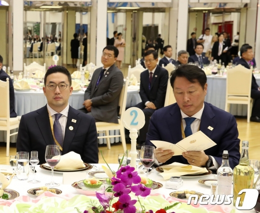 (왼쪽부터)구광모 LG회장, 최태원 SK그룹 회장. /사진=뉴스1