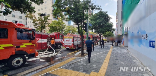 29일 오전 부산 연제구 소재 요양병원에서 화재가 발생해 소방대원들이 진화작업을 펼치고 있다. / 사진=뉴시스 DB.부산소방재난본부 제공)
