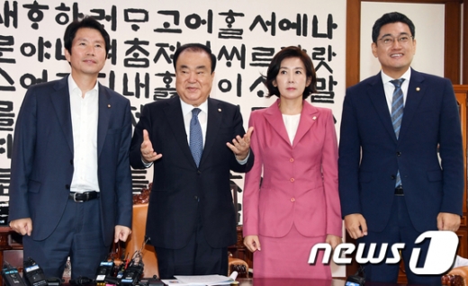 문희상 국회의장이 지난 2일 서울 여의도 국회에서 여야 원내대표들과 회동에 앞서 사진촬영을 하고 있다. 왼쪽 부터 이인영 더불어민주당, 문 의장, 나경원 자유한국당, 오신환 바른미래당 원내대표. /사진=뉴스1