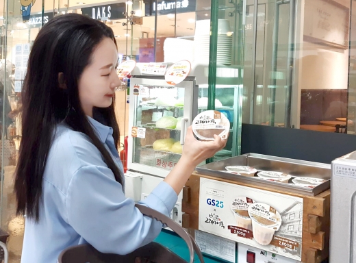 고객이 GS25의 고래사즉석컵어묵을 구매하고 있다./사진=gs리테일