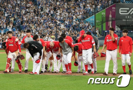 SK 와이번스 선수단이 지난 28일 대구 삼성라이온즈파크에서 열린 2019 KBO리그 삼성 라이온즈와의 경기에서 7-9로 패한 뒤 팬들에게 인사하고 있다. /사진=뉴스1